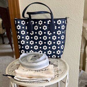 Kate Spade Navy and White Bleecker by Daisy Dot Medium Crossbody Tote Like New